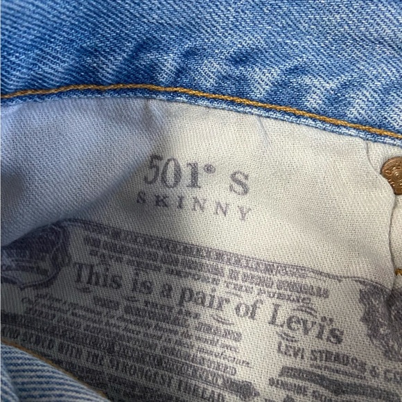 LEVI’S / 501 Medium Washed Cutoff Denim Shorts Size 26 - Picture 4 of 12